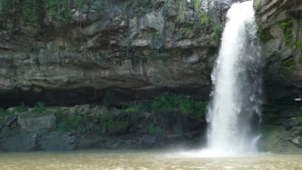 Waterval in de jungle van Selva Negra — Stockvideo