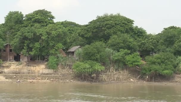 Villages de pêcheurs le long de la rivière — Video