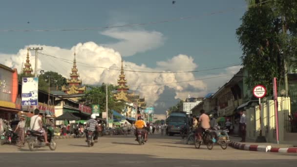 Tráfico en la calle en la pagoda Shwemokehtaw — Vídeos de Stock