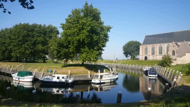 Boten in haven van Vollenhove — Stockvideo