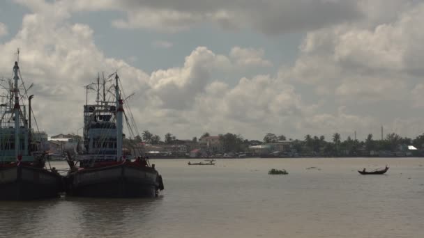 イラワジ川で釣りボート — ストック動画