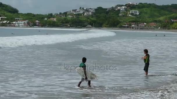 波在太平洋里冲浪 — 图库视频影像