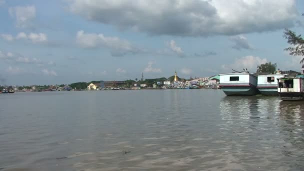 Barcos na frente do horizonte de Pathein — Vídeo de Stock