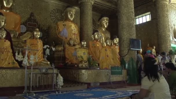 Menschen beten zu Buddha-Statuen — Stockvideo