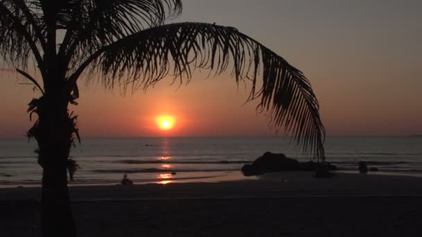 Ηλιοβασίλεμα στην παραλία του Ngwe Saung — Αρχείο Βίντεο
