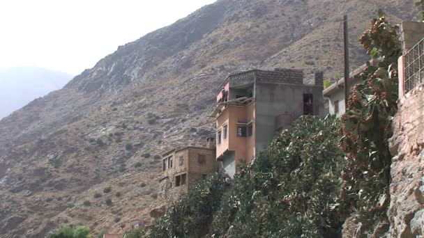 Berber huis bij Ourika rivier — Stockvideo