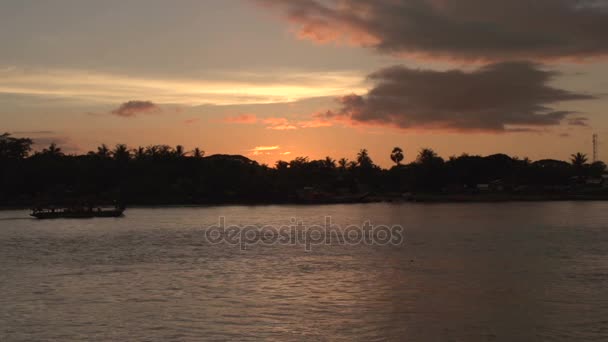 Pathein, sunset az Irrawaddy folyó — Stock videók