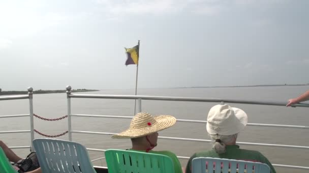 Touristes se détendre sur le pont du bateau de croisière — Video