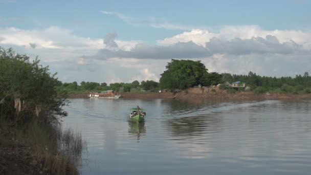 Przekraczania rzeki transportowanemu promem — Wideo stockowe