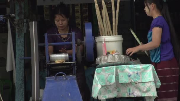 Sagaing Καθιστώντας Μπαμπού Χυμό Από Γυναίκα Γυναίκες — Αρχείο Βίντεο