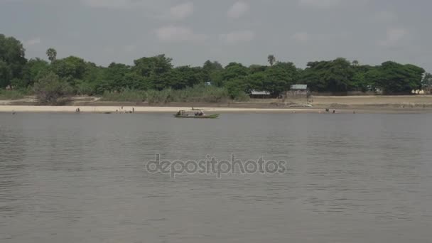 Aldeias de pescadores ao longo do rio — Vídeo de Stock