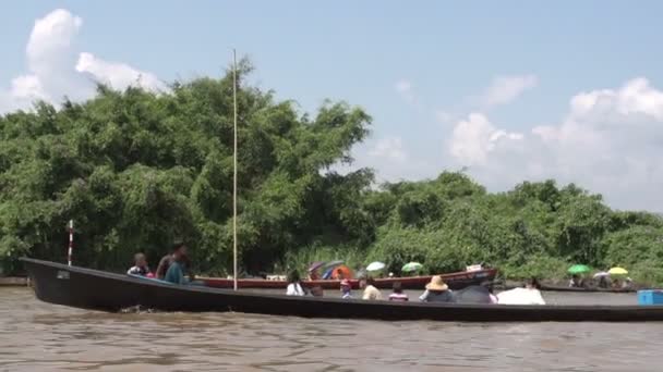 Cavalcando sul fiume Nyaung Shwe — Video Stock