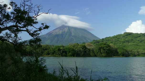 Вулкан Контион на озере Чарко-Верде — стоковое видео