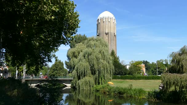 Water tower of Zutphen behind trees — Stock Video