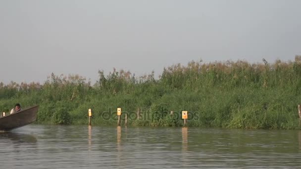 Montar en el río Nyaung Shwe — Vídeo de stock