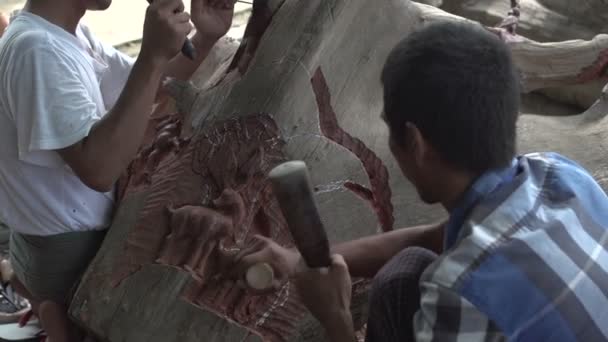 Mandalay Homens Cortando Figuras Tronco — Vídeo de Stock