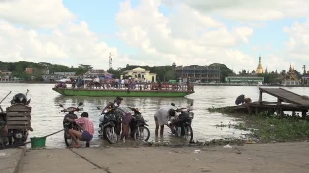 Άνδρες πλύσιμο τα μηχανάκια τους στο ποτάμι — Αρχείο Βίντεο