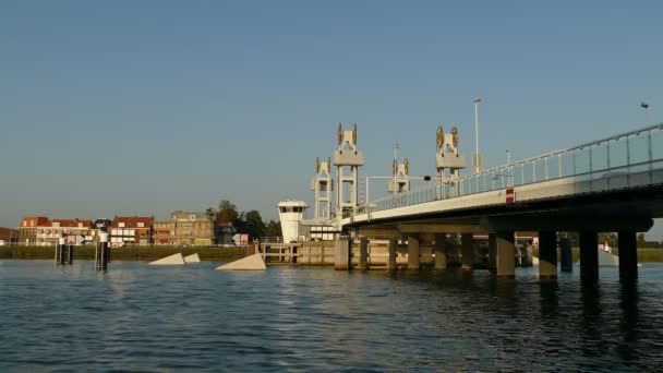 Ponte da cidade de Kampen no rio IJssel — Vídeo de Stock