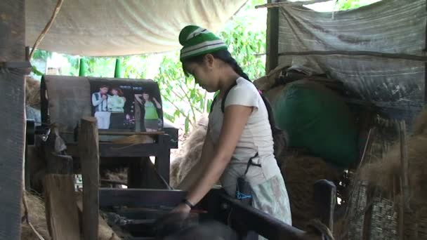 Vrouw maken van touw uit kokos vezel — Stockvideo