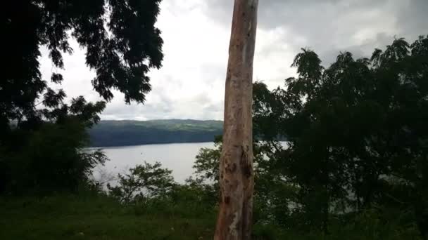 Vista general del lago y el vulcano — Vídeo de stock