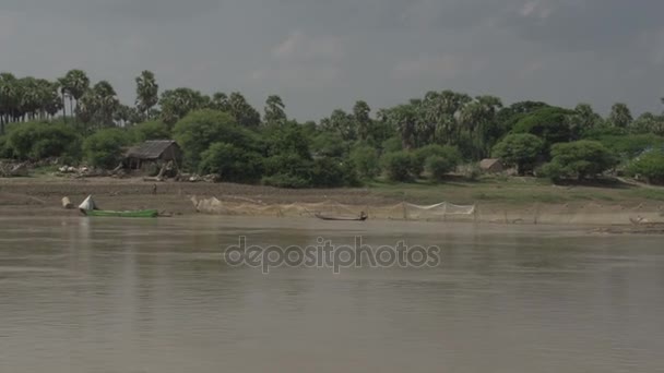 Villaggi di pescatori lungo il fiume — Video Stock