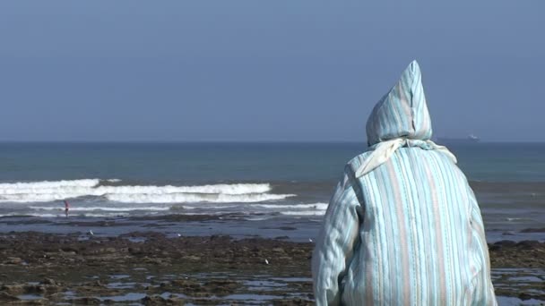 Ισλαμική γυναίκα στην παραλία — Αρχείο Βίντεο
