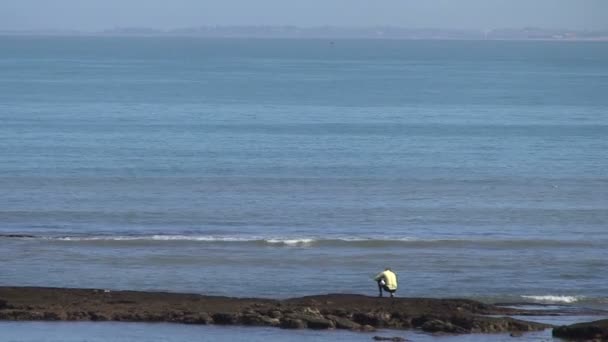 Filmato Del Pescatore Sulla Spiaggia Mare — Video Stock