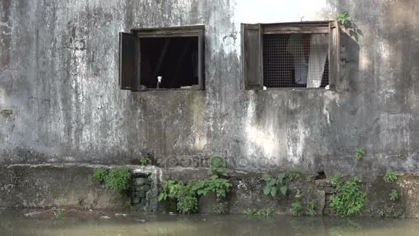 Yangon, vieil immeuble au bord de l'eau — Video