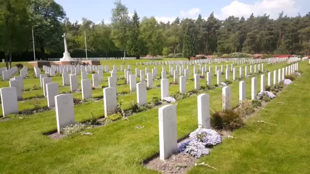 Cimitero di guerra canadese a Holten — Video Stock