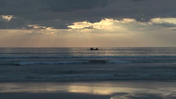 Puesta de sol en la playa de Ngwe Saung — Vídeo de stock