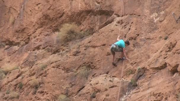 Montañismo en Todra Gorge — Vídeos de Stock