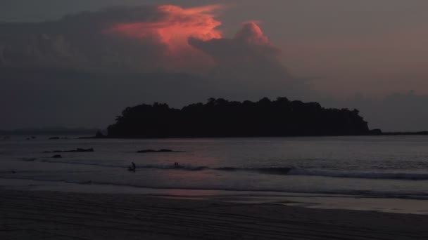 Západ slunce na pláži Ngwe Saung — Stock video