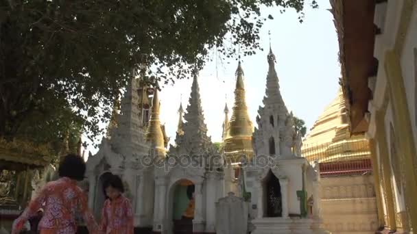 Barn som leker på Shwedagon Pagoda — Stockvideo