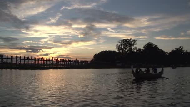 Amarapura, pôr-do-sol na ponte U-bein — Vídeo de Stock