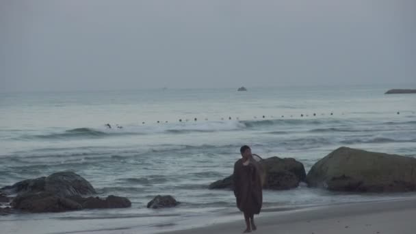 Man van de visserij op de Golf van Bengalen — Stockvideo