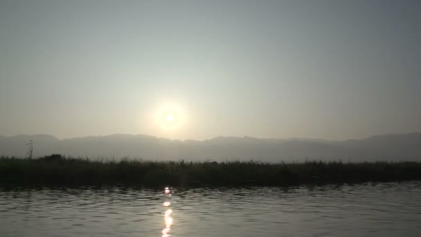 Cavalcando sul fiume Nyaung Shwe — Video Stock