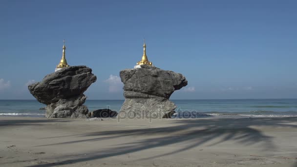 Kyauk Maumghnama παγόδα στην παραλία — Αρχείο Βίντεο