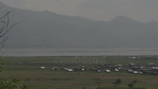 Nyaung Shwe Nehri üzerinde sürme — Stok video