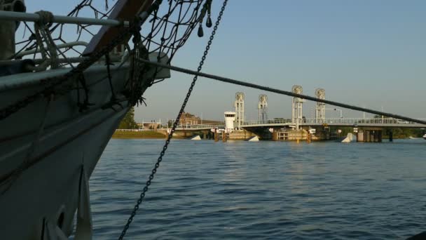 Boot in de haven van Kampen bij zonsondergang — Stockvideo