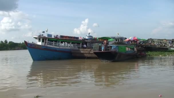 Pathein, Big transport boten in haven — Stockvideo