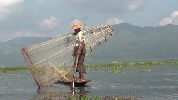 Мужчина использовал корзиночную сеть для ловли рыбы — стоковое видео