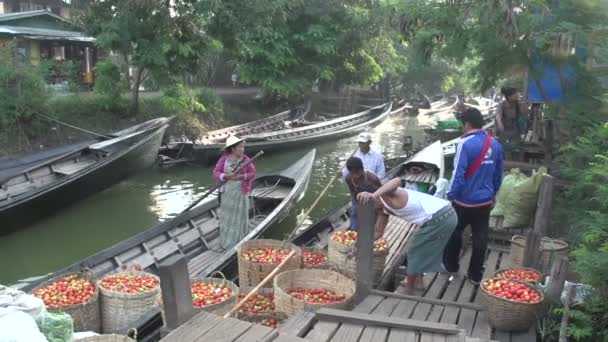 Tráfico de agua en el tráfico de agua — Vídeos de Stock