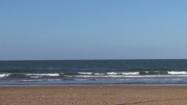 Hombre Con Bicicleta Caminando Playa — Vídeos de Stock