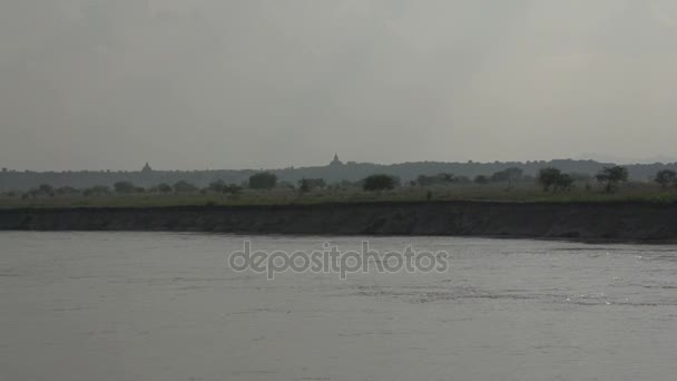 Pagoder utsikt över Bagan från kryssningsfartyg — Stockvideo