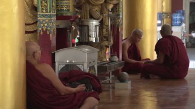 Rahipler Shwedagon Pagoda adlı dua, 