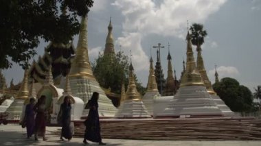 Shwedagon Pagoda tarafından geçen kadın