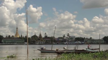 Pathein manzarası önünde deniz araçları