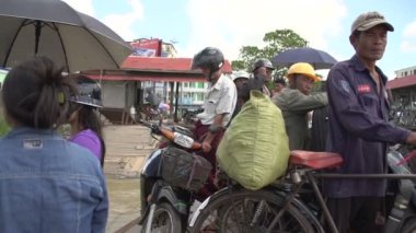 Pathein, insanlar feribot