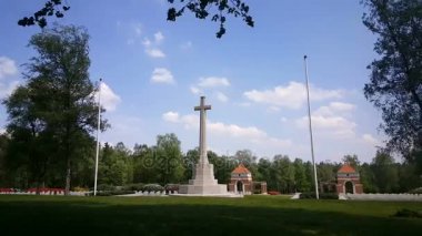 Büyük Haç ve savaş mezarlığı