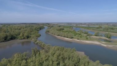 Hollandalı peyzaj üzerinde uçmak 